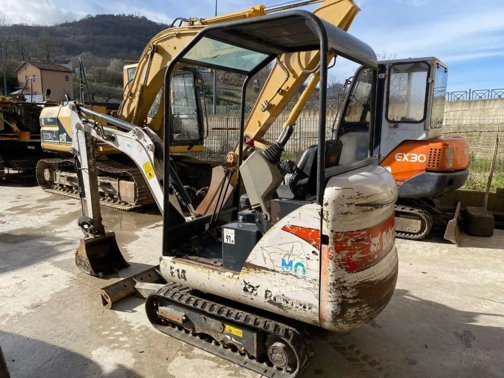 BOBCAT E14 avec 3 godets et BRH