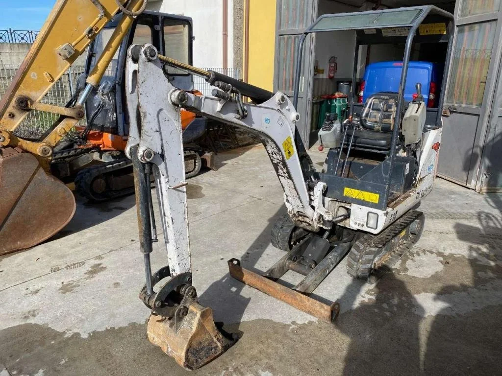 BOBCAT E14 avec 3 godets et BRH - Image 7
